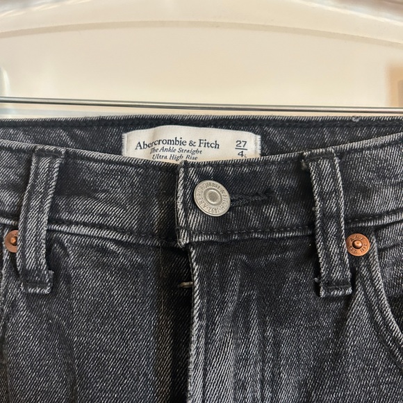 Abercrombie & Fitch Ultra High Rise Ankle Ankle Straight Jeans in Black Destroy - Picture 7 of 10